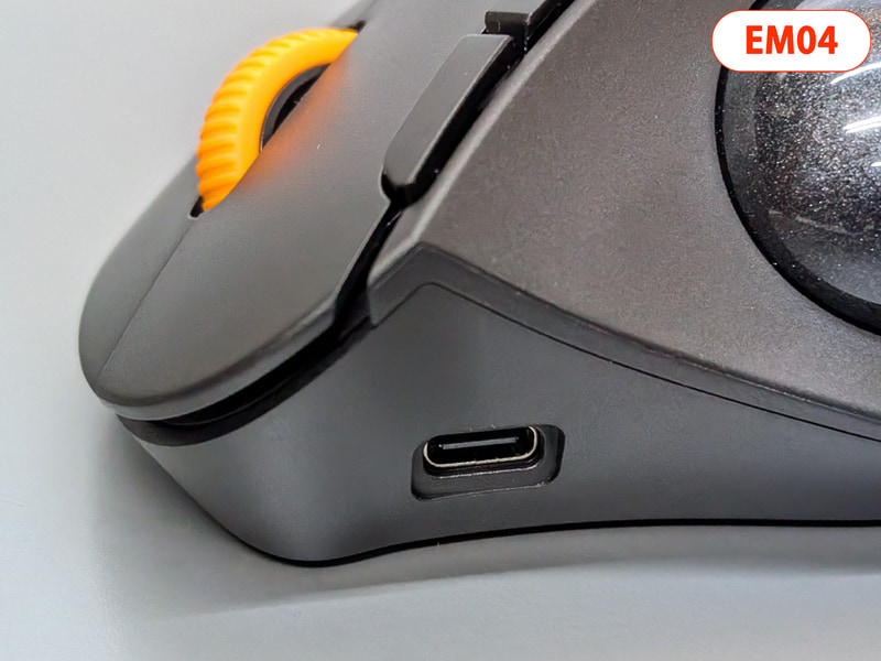 EM04の前方にあるUSB Type-Cポートは充電用で、ケーブルをつないで有線マウスとして使えるわけではない