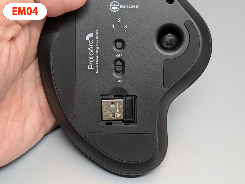 EM04は充電式。底面にはレシーバを貼り付けるようにして収納できる