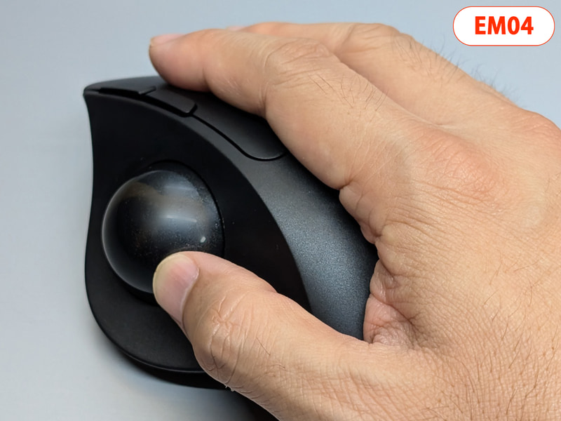 EM04もボールは親指で操作する。こちらは比較的ツルツルとしている