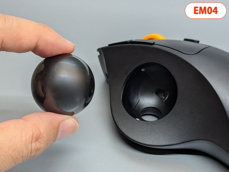 EM04はボールの直径は34mm。汎用的な交換用ボールが使える