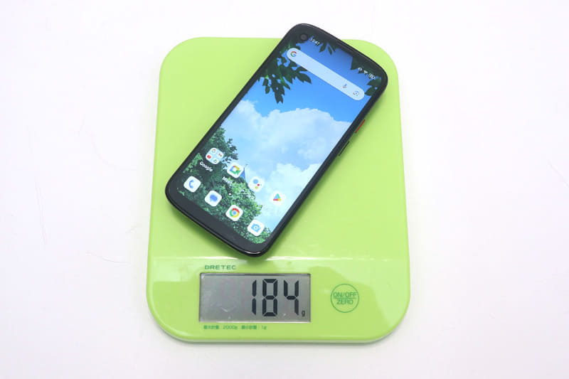 重量は実測184gと、普通のスマートフォンになってしまった