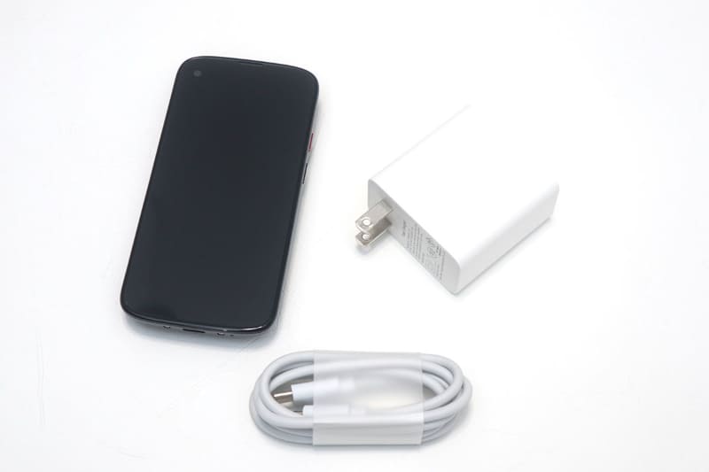 付属のACアダプタは66Wのため大きめ