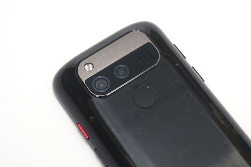 背面カメラ/指紋センサー部のアップ