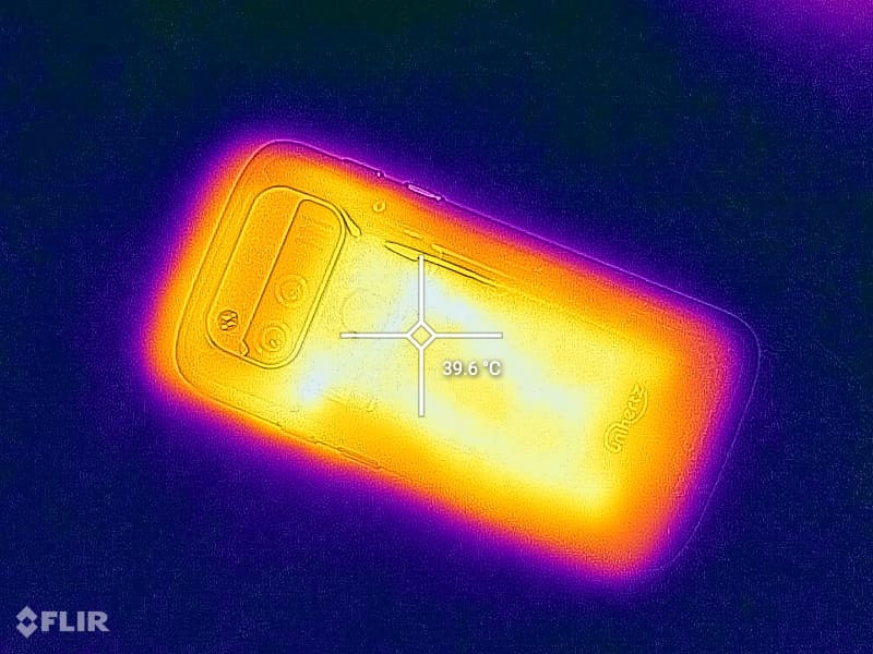 ゲームプレイ中の表面温度は40℃程度。プラスチックのため熱く感じることもない
