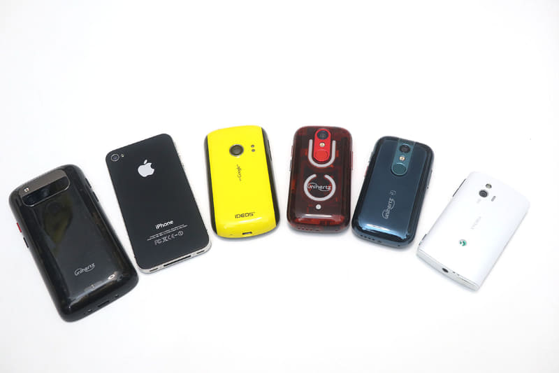 過去の小型スマートフォンとの比較。広告を見た当初「iPhone 4ぐらいかなぁ」と思っていたがほぼビンゴ。ただし厚みがある。ちなみにiPhone 4は3.5型だ