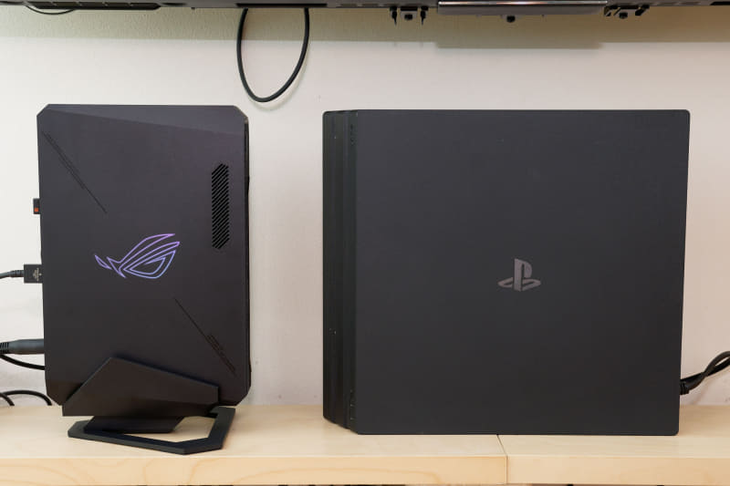 PS4 Proとの比較。厚みは同等だが、奥行きは半分程度となっている