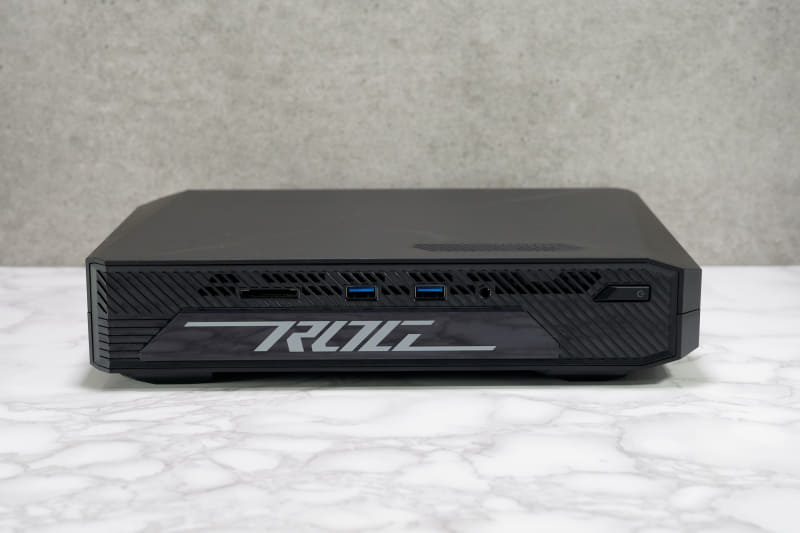 ROG NUCの正面