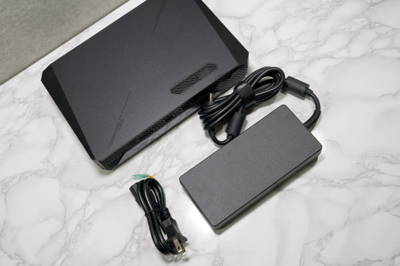 ACアダプタは330W。本体がコンパクトな分、余計に大きく見えるかも