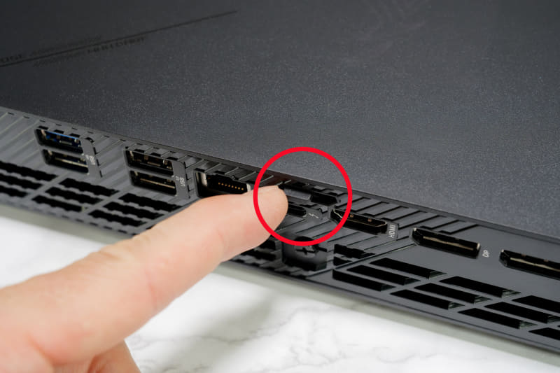 背面側のスイッチをスライドすると天板を外すことができ、さらにその下のネジを緩めるとフレームを取り外せる