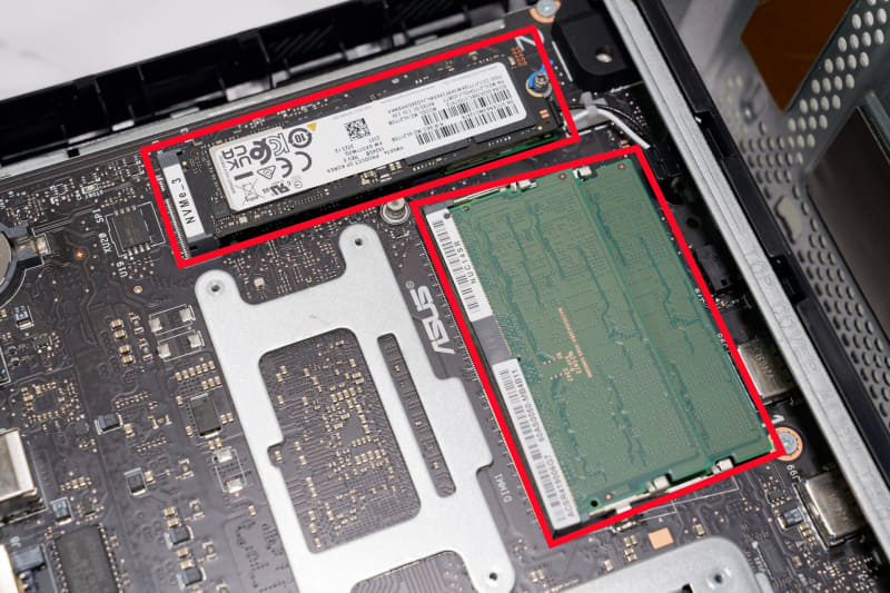 メモリとSSDを換装できる