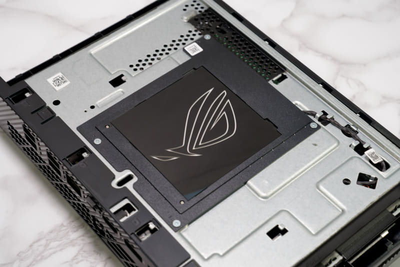 天板を外したところにあるROGロゴのプレート