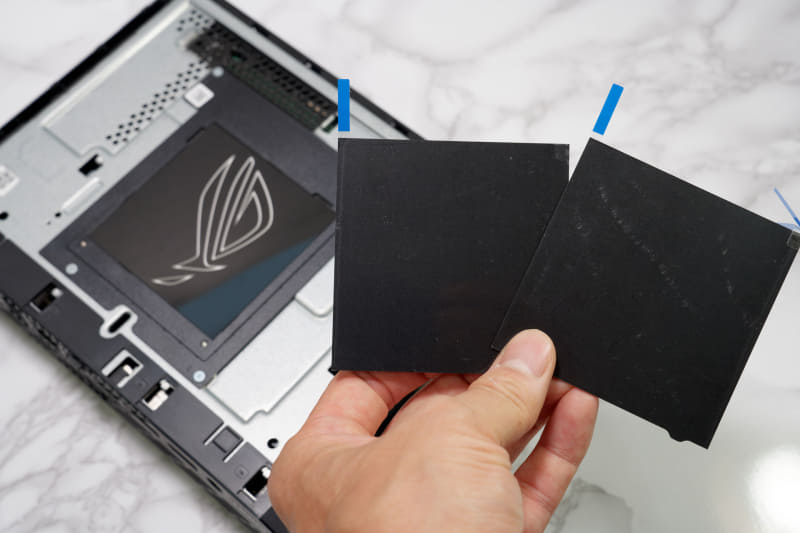 ライトを隠すための交換用プレートが2枚付属している