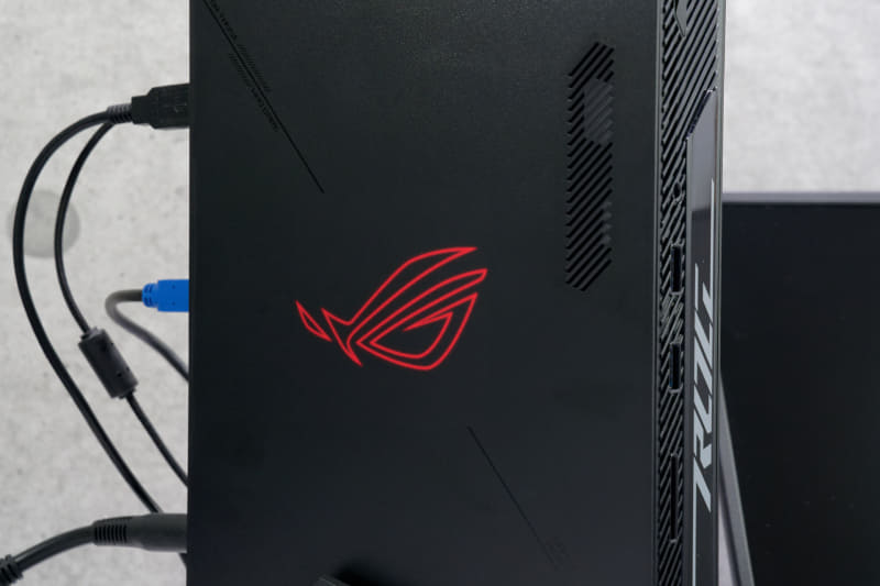 ASUS AURA Syncに対応し、フルカラーで光らせることが可能