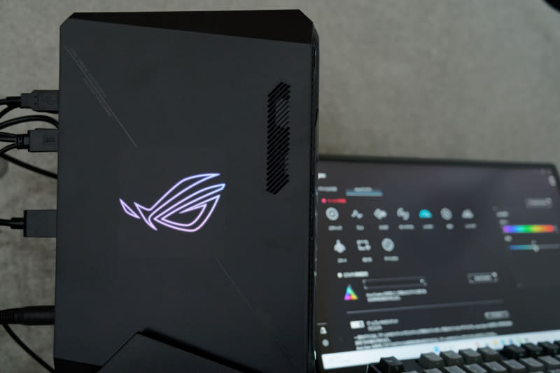 ASUS AURA Syncに対応し、フルカラーで光らせることが可能