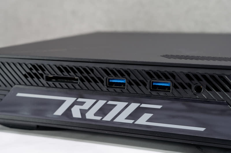 フロントはUSB 3.1×2、SDカードスロット、ヘッドセット端子