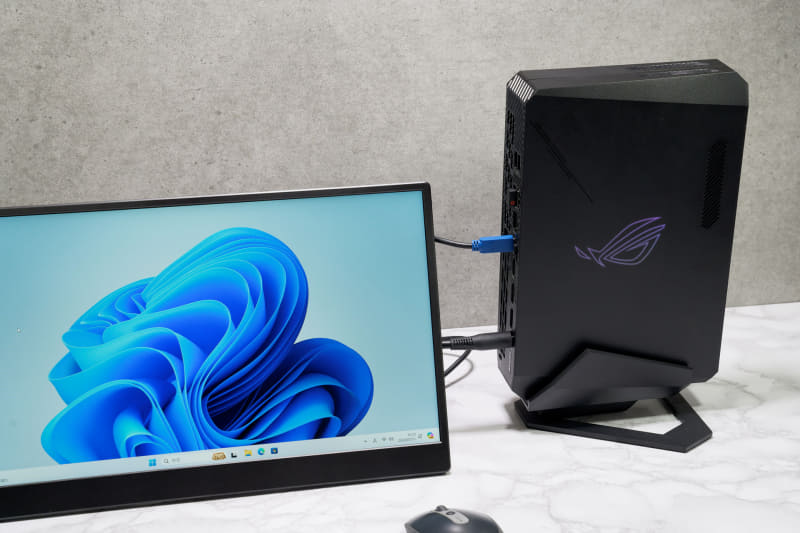 細いType-Cケーブルで映像出力でき(モバイルモニターなら給電も可)、ディスクリートGPUの描画性能も生かせる
