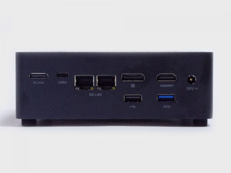 背面は、OCuLink、Type-C、5Gigabit Ethernet×2、DisplayPort、HDMI、USB 3.0、USB 2.0、電源入力