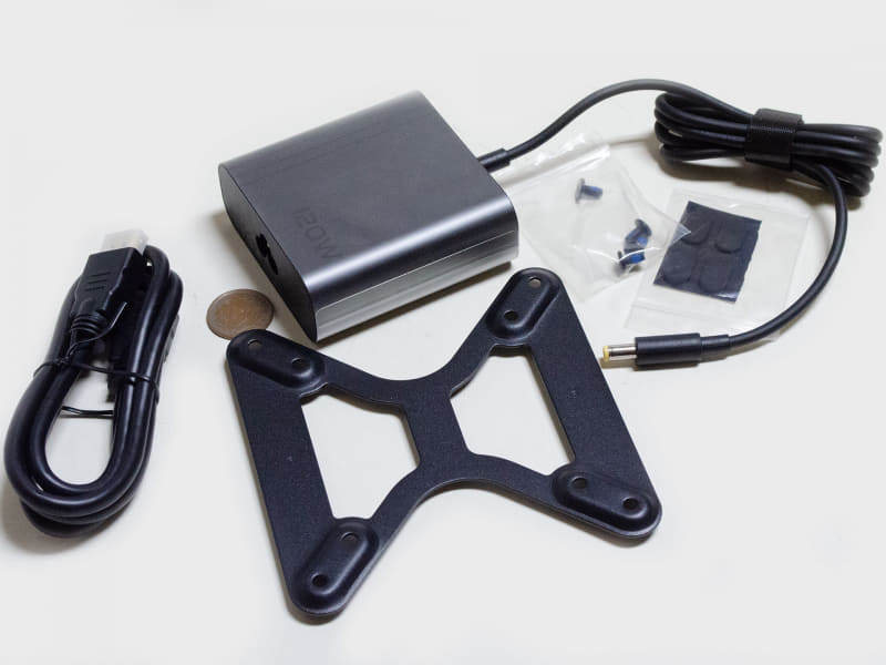 付属品。ACアダプタ(サイズ約80×80×30mm、重量286g、出力19V/6.32A)、HDMIケーブル、VESAマウンタ、ネジなど