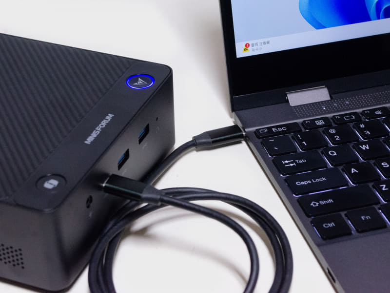 いつものキーボード付きモバイルモニターへ接続。USB4があるのでType-Cケーブル1本で接続可能