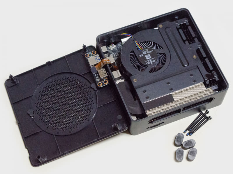 四隅のゴム足の下にネジがある。外すとCPUファンなどで覆われている