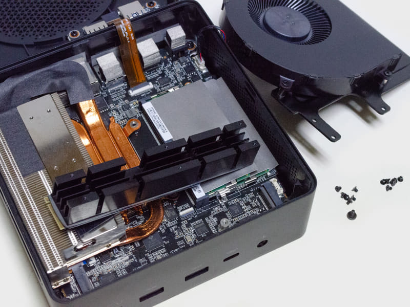 さらに計12本のネジを外すと、SO-DIMM×2、SSD装着済みのM.2 2280と空きのM.2 2230が見える