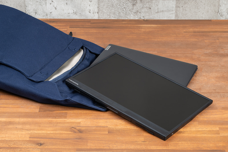 モバイルモニターは薄型のため、同サイズのノートPCよりもバッグへの収まりはいい