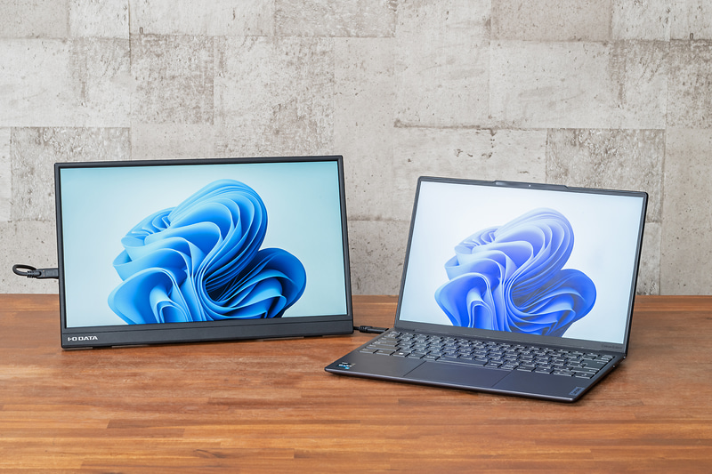 USB Type-C対応のモバイルモニターは接続に手間がかからず、かさばらず、設置スペースも最小限