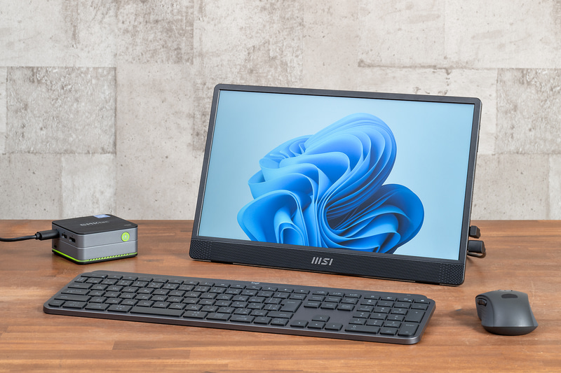 小型のデスクトップと組み合わせて省スペースPC環境に。HDMI接続の場合には端子の形状にも注意しよう