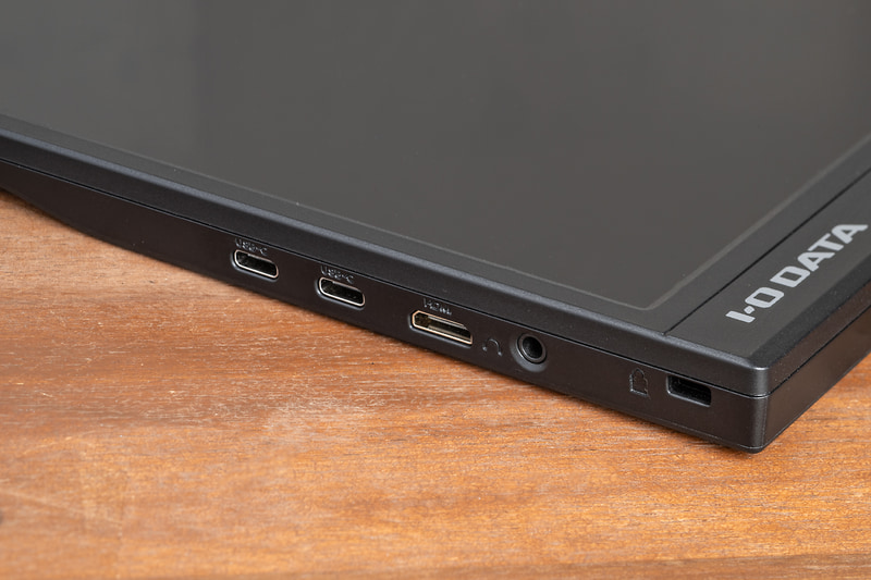 左からUSB Type-C×2、Mini HDMI、ヘッドフォン端子を備える