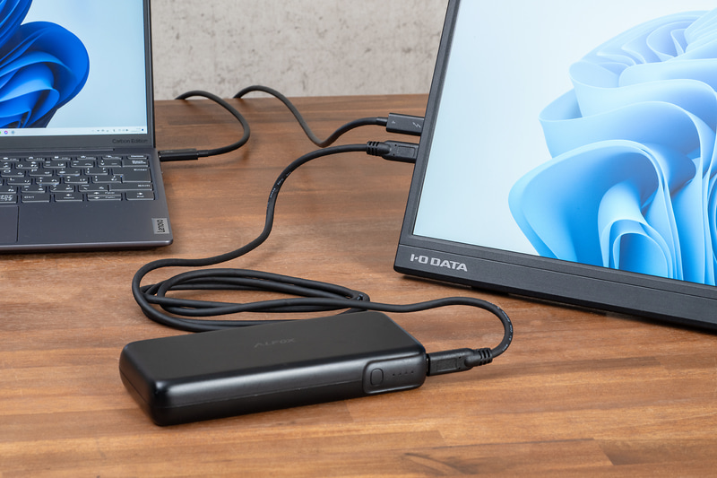 モバイルモニター側からノートPCに給電するPDパススルーに対応。USB充電器やモバイルバッテリを接続しておけば、まとめて給電できる