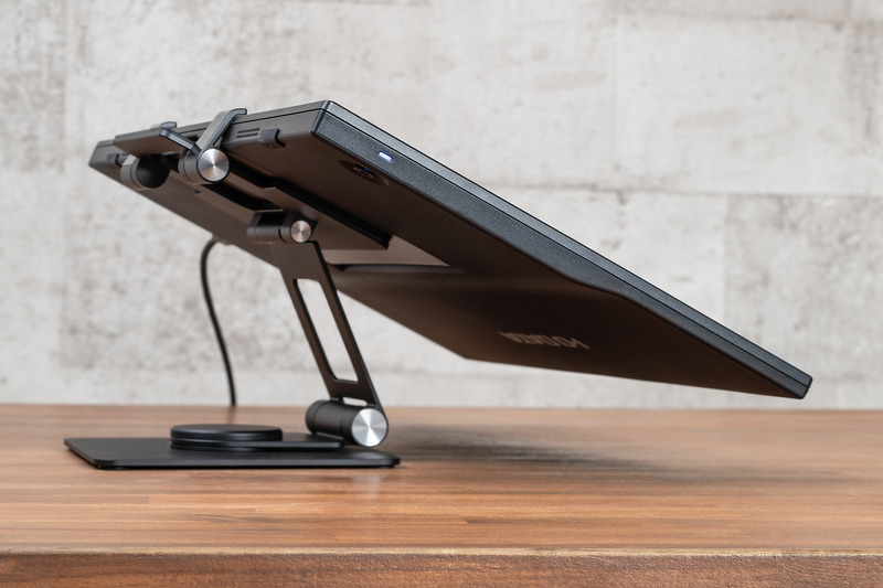 マグネットでしっかり固定されるので、対面側に倒しても脱落したりしない