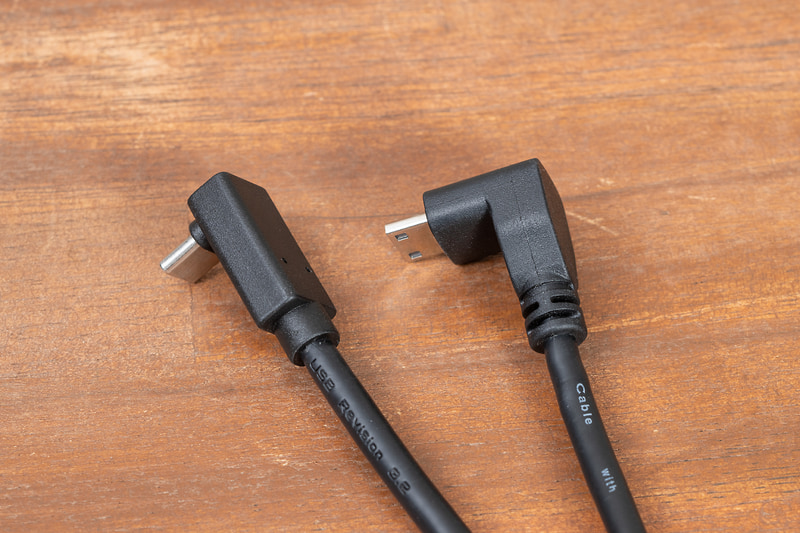 コネクタ部がL字形状になっている付属のUSB Type-CケーブルとMini HDMIケーブル