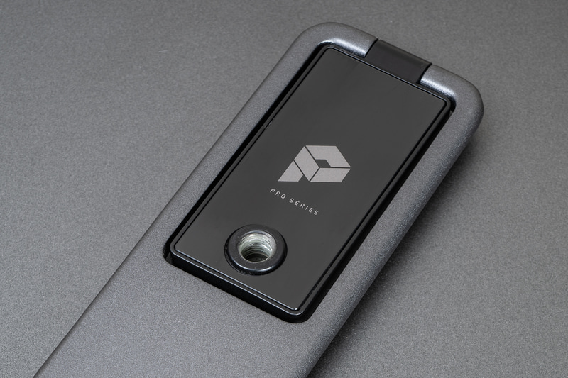 スタンドのヒンジ付近にはねじ穴が設けられている