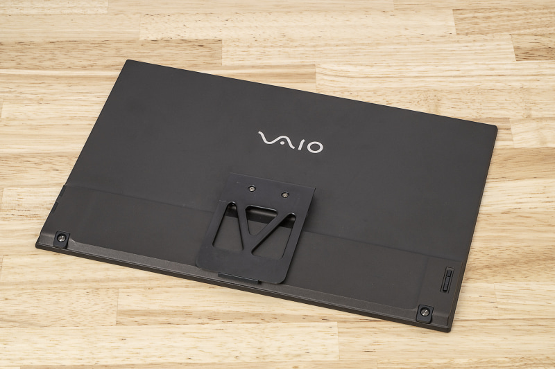 300g台前半なので、手に持ったときにそのあまりの軽さにビビる