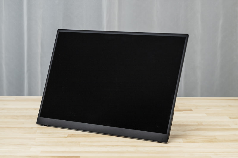 前面にはVAIOのロゴも入っておらず、ノイズレスなデザインになっている