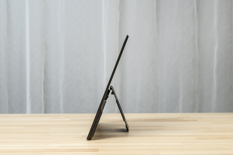 横から見ると非常に薄い