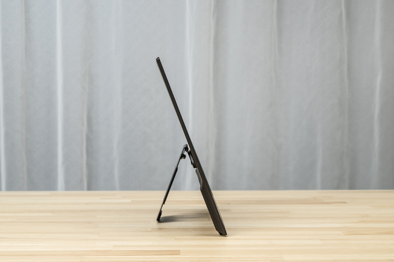 横から見ると非常に薄い