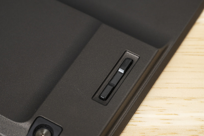 本体背面には輝度を調整するためのボタンがある