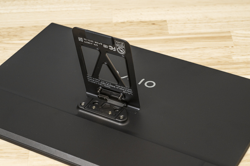 備え付けのキックスタンドは可動域が広い。軽量化のために肉抜きしてあるのもポイントが高い