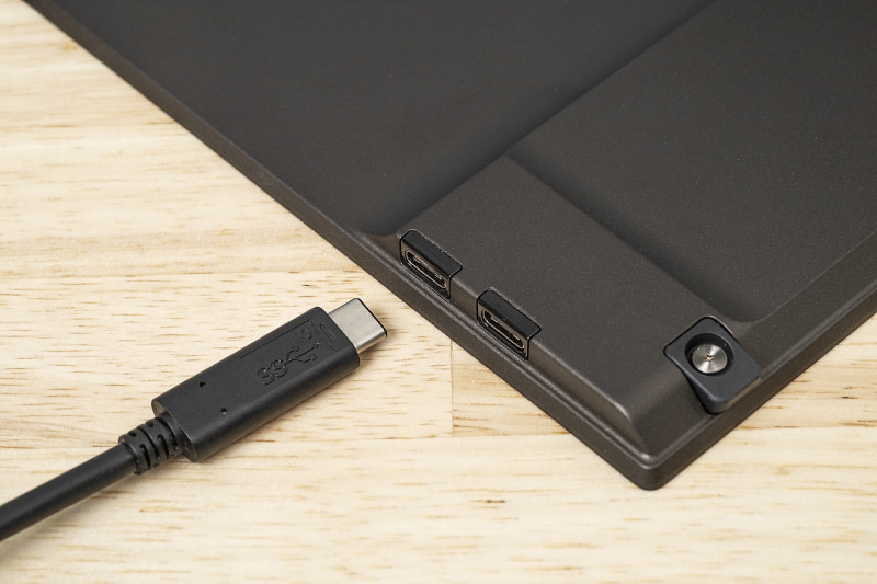 インターフェイスは2基のType-Cで、パススルー充電に対応。どちらのポートを使っても問題なし