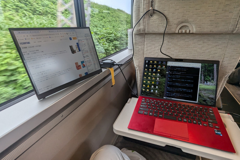 さすがに新幹線の小さなテーブルにはVAIO Vision+ 14を設置できなかった。もしも窓の物置が広いならそこに置ける