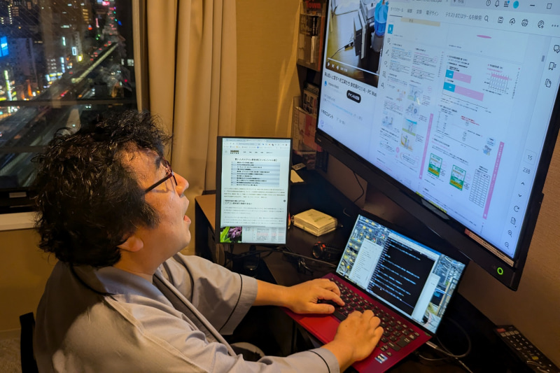 筆者がよく泊まる低価格ビジネスホテル。サブディスプレイと部屋のTVに画面を映して使っている