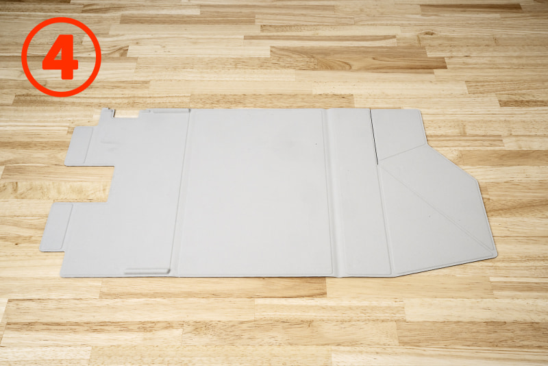 内側はスエード素材で傷が付きにくい