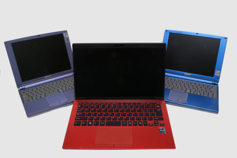 筆者購入のVAIO SX14と歴代VAIOを並べる。27年ぶりのVAIO復帰は感慨深い