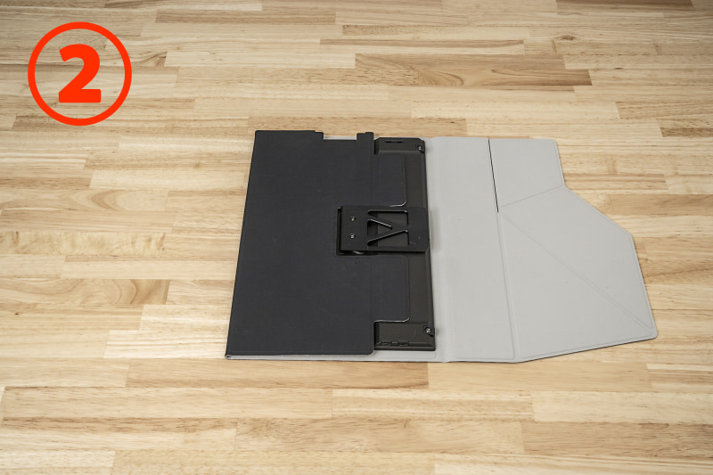 カバーを開くとVAIO Vision+ 14の金属製キックスタンドが見える