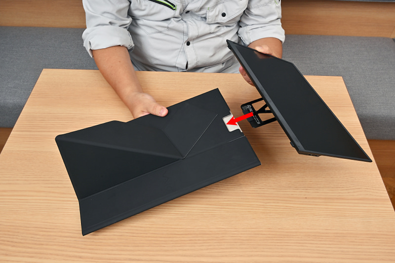 このカバーはマグネットが付いていて、特定部位を折りたたむことで磁石固定のスタンド代わりになる。後はスタンド化したカバーに本体を差し込むだけ