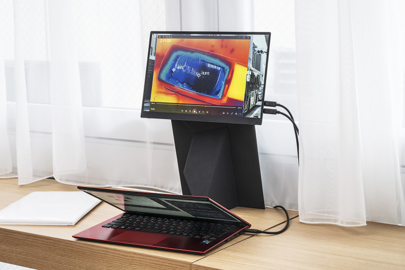 モバイルディスプレイの下はこんな感じになっています。誰だこのカバーを作った奴は？天才か？