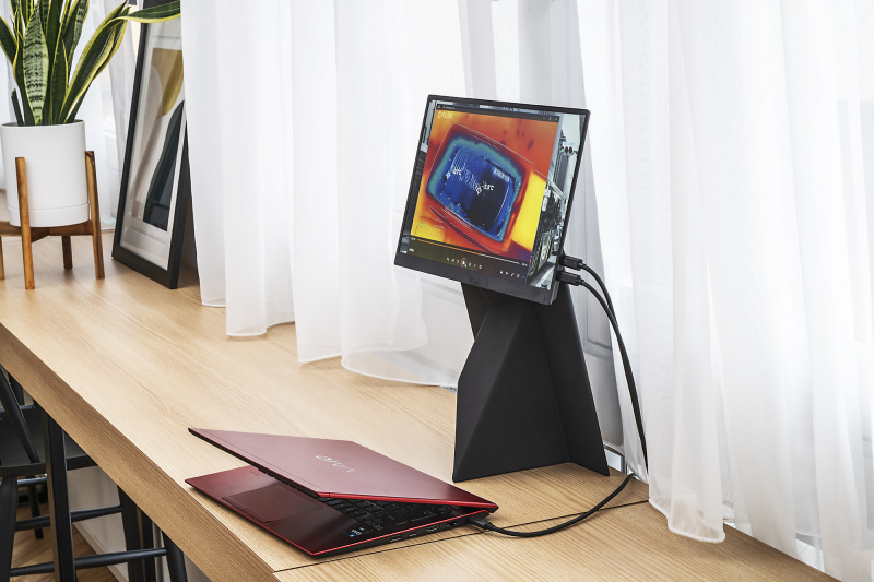 モバイルディスプレイの下はこんな感じになっています。誰だこのカバーを作った奴は？天才か？