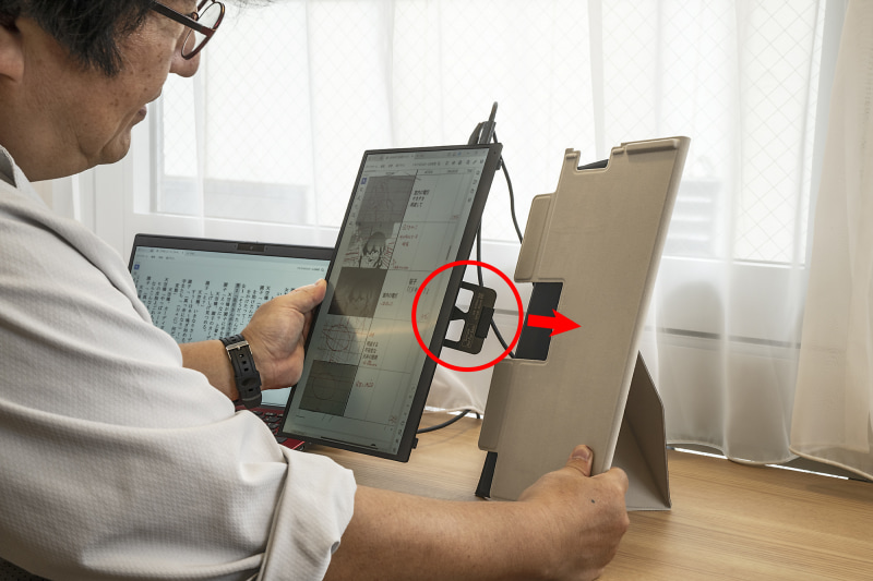 正攻法ではないらしく、マニュアルには載っていないがカバーの折り返し方を変えることで縦置き可能に。写真のように後ろのスタンド部分をカバーの隙間に差し込めばいい