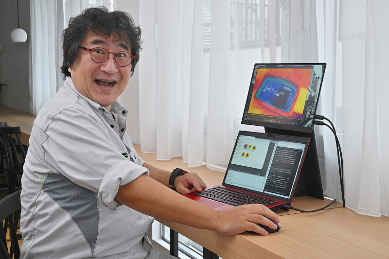 カウンターテーブルみたいな奥行きが狭いテーブルでもなんのその。VAIO Vision+ 14ならコンパクトに画面を上下配置できる